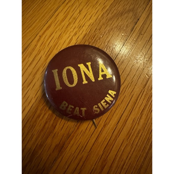 Vintage Iona Beat Siena NCAA Men's Basketball Pin back Pin‎ Button Red Gold